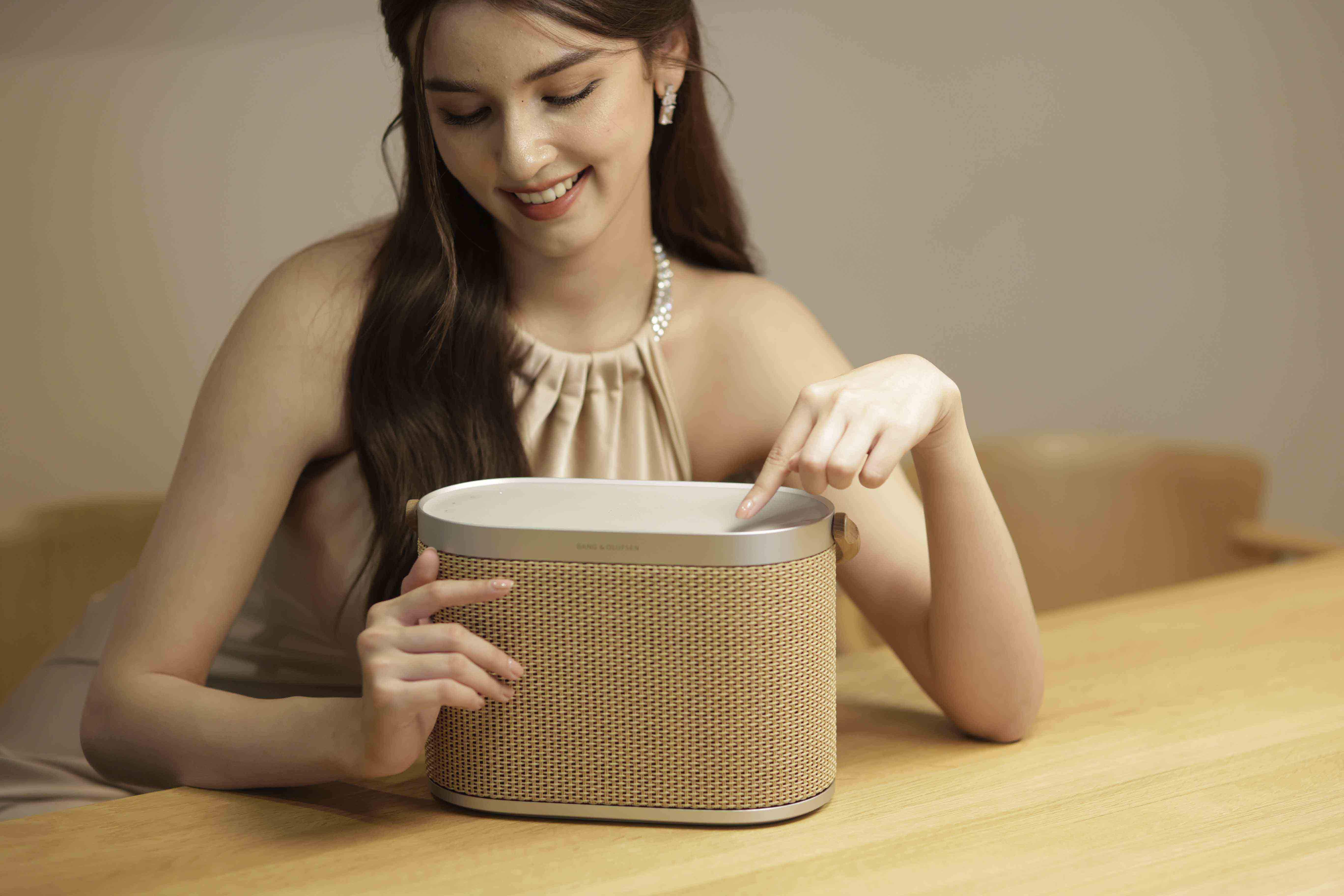 อาร์ทีบีฯ และ บุญลาโภ ร่วมกันเปิดตัวลำโพงมัลติรูม “Beosound A5”  จากแบรนด์ Bang & Olufsen บุกตลาดครึ่งปีหลัง โดดเด่นด้วยคุณภาพเสียง  ผสานความสวยงามของดีไซน์ ชูการออกแบบด้วยระบบโมดูลาร์ เพื่อการใช้งานท